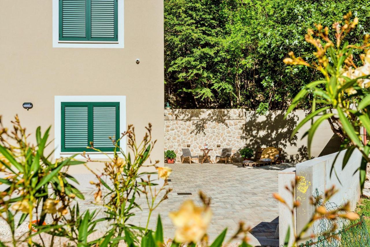 Apartments Ivica Omis Exterior photo